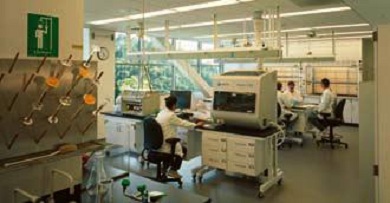 Transparent Lab Walls Enhance Collaboration, Sustainability, Safety